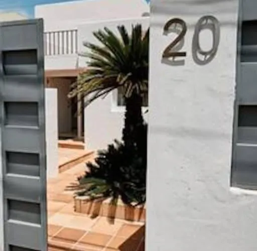 Walk To Ushuaia, Hi & The Beach! - 6Br Villa - Charming Patio & Private Pool