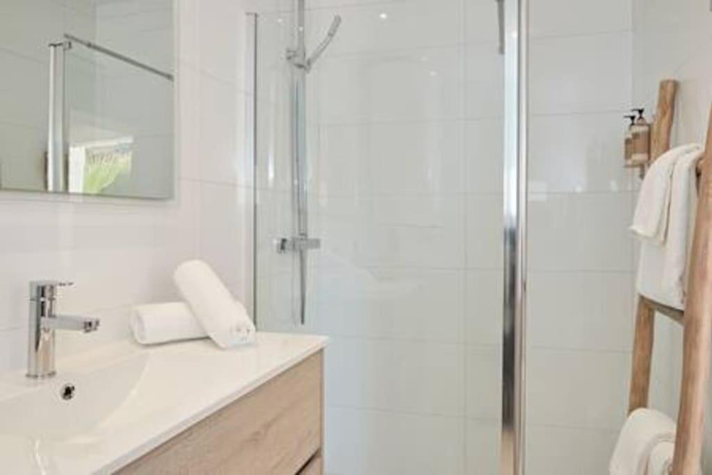 Villa Walk To Ushuaia, Hi & The Beach! - 6br - Charming Patio & Private Pool *