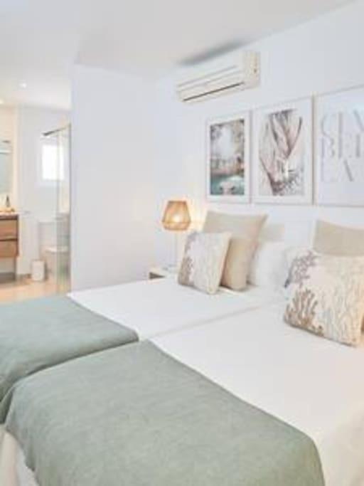 Walk To Ushuaia, Hi & The Beach! - 6br - Charming Patio & Private Pool Villa *